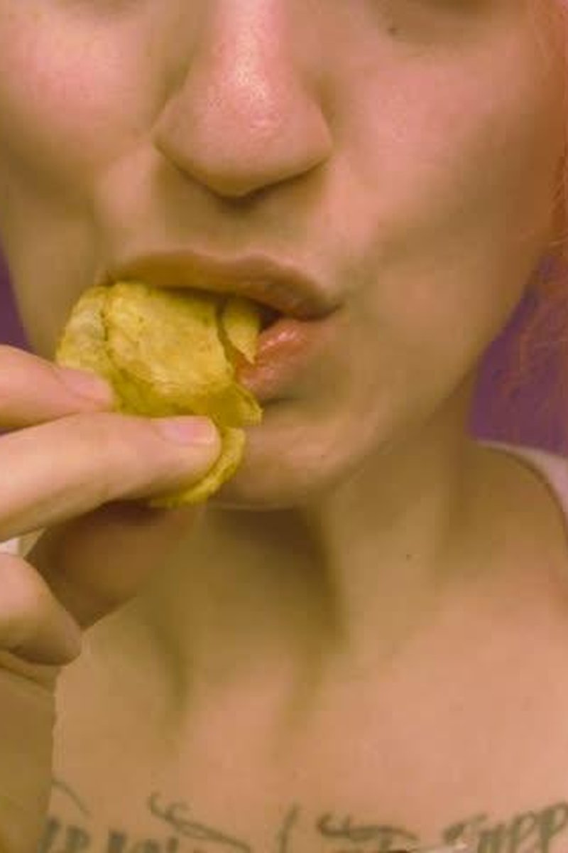 Quin Eats Chips ASMR - Screenshot 1 of 4 - Chewing