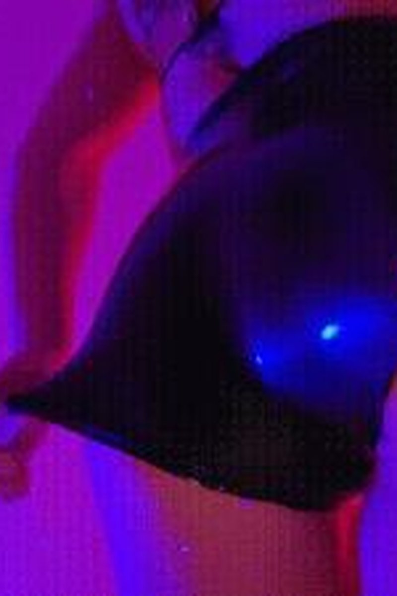 Latex Snapping ASMR - Screenshot 1 of 4 - ASMR