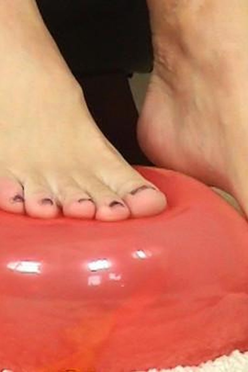 Barefoot Balloon Squeezing - Screenshot 1 of 4 - Balloon Fetish