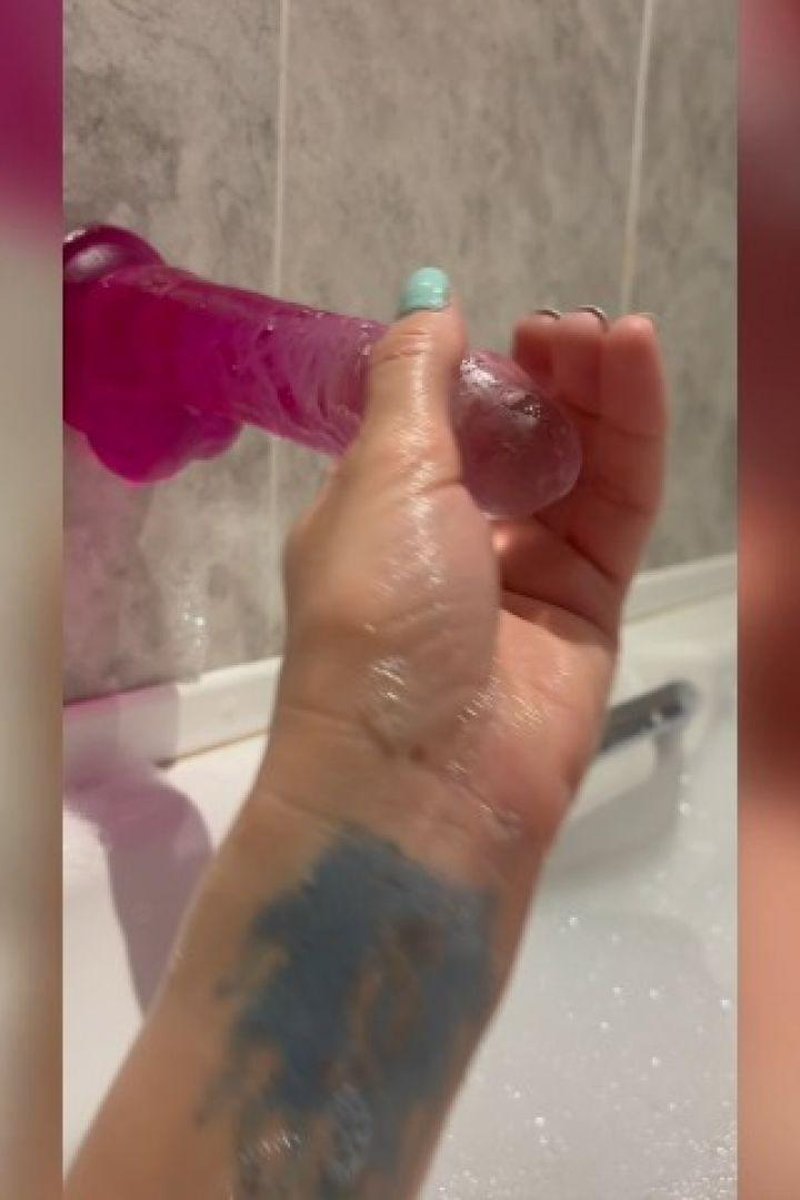 Bubble Bath Naughtiness - Screenshot 1 of 4 - Bathroom