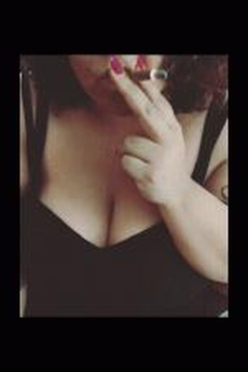 Seductive Smoking - Screenshot 1 of 4 - BBW