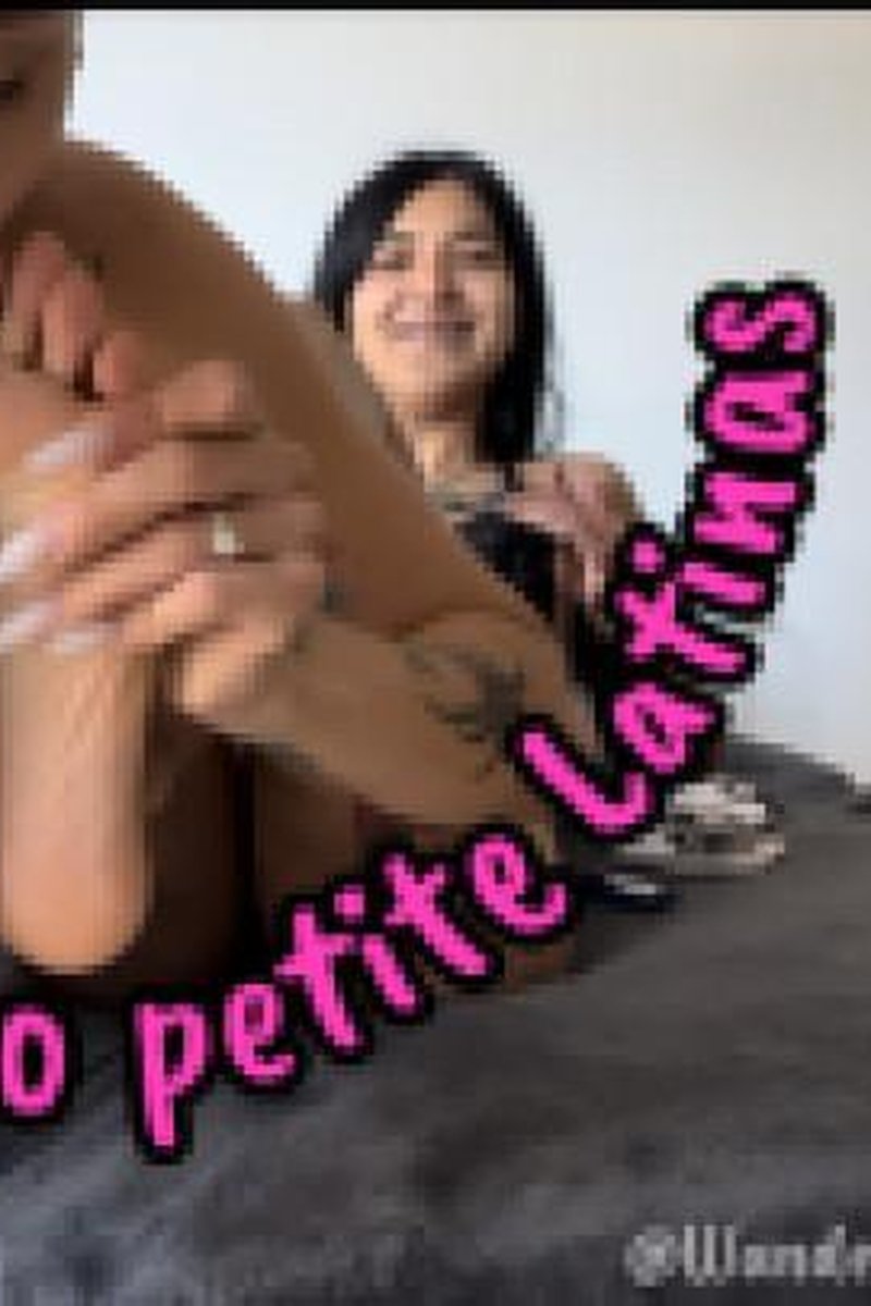 Footfetish: Two Petite Latina Sucking Feets - Screenshot 1 of 4 - Foot Fetish