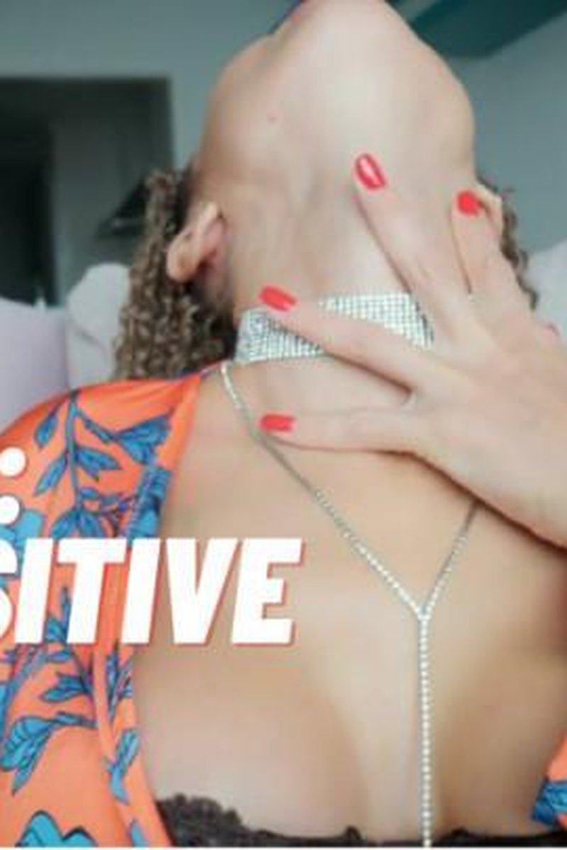 Custom: My Sensitive Neck - Screenshot 1 of 4 - Babes