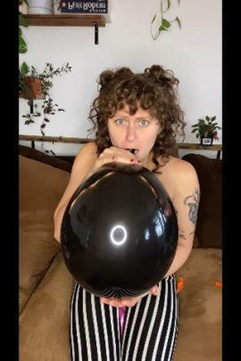 Blowing Balloon - Screenshot 1 of 4 - Balloon Fetish