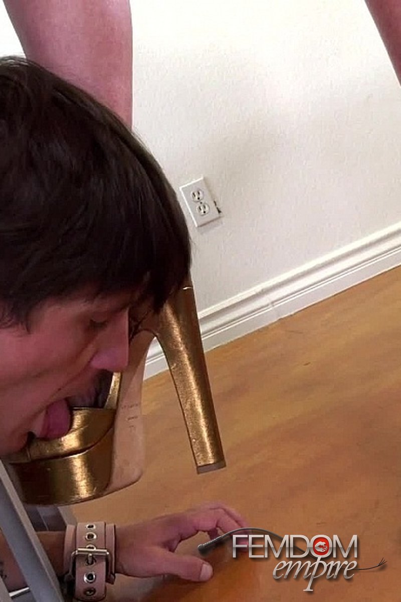 Sissy Doormat - Screenshot 1 of 4 - Blond Hair