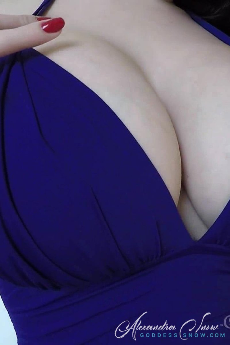 Cleavage Conviction - Screenshot 1 of 4 - Lingerie
