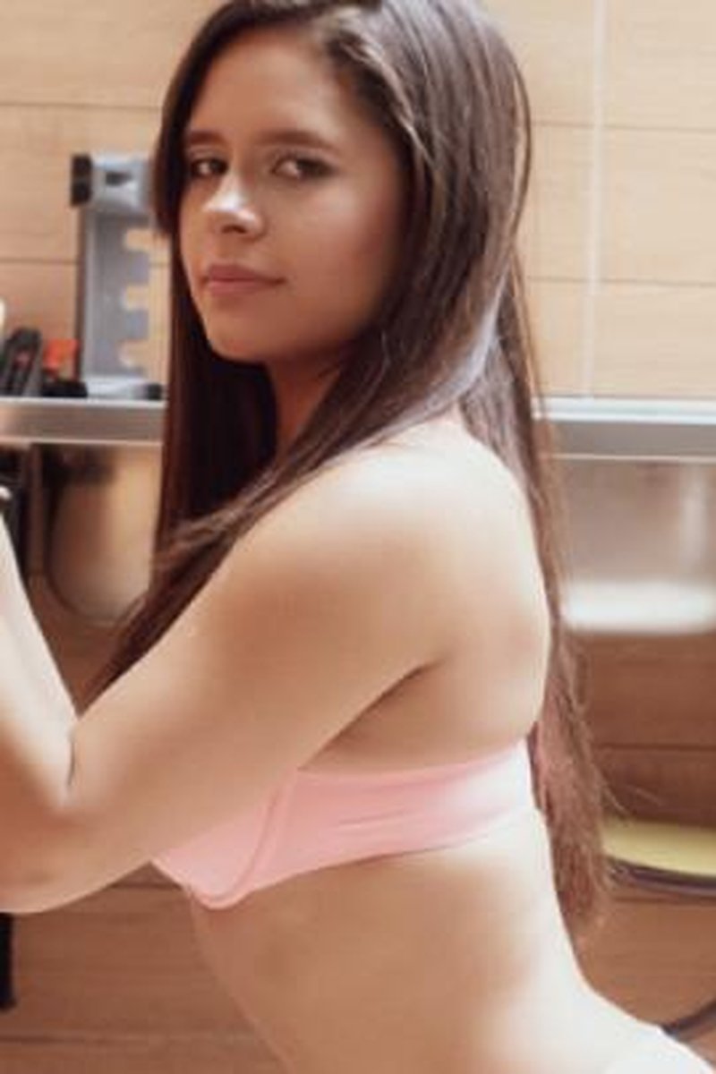 Oiled Body - Screenshot 1 of 4 - Latin Woman