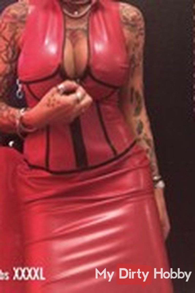 Huge Boobs Latex Zip - Screenshot 1 of 4 - Katie Boobs XXL
