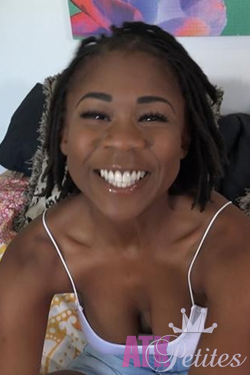 Hazel Grace - Interview - Screenshot 1 of 4 - Black