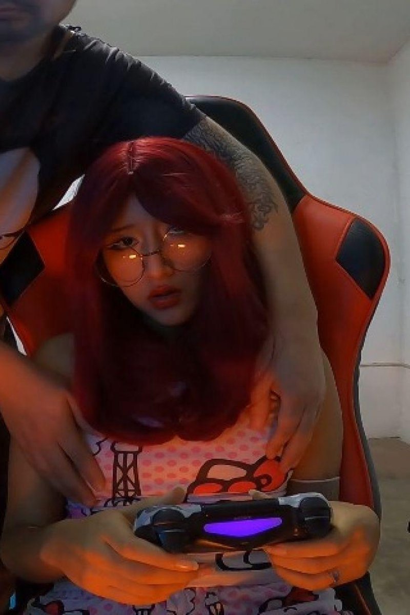 Kelly Se Divierte Con Los Videojuegos - Screenshot 1 of 4 - Blowjob