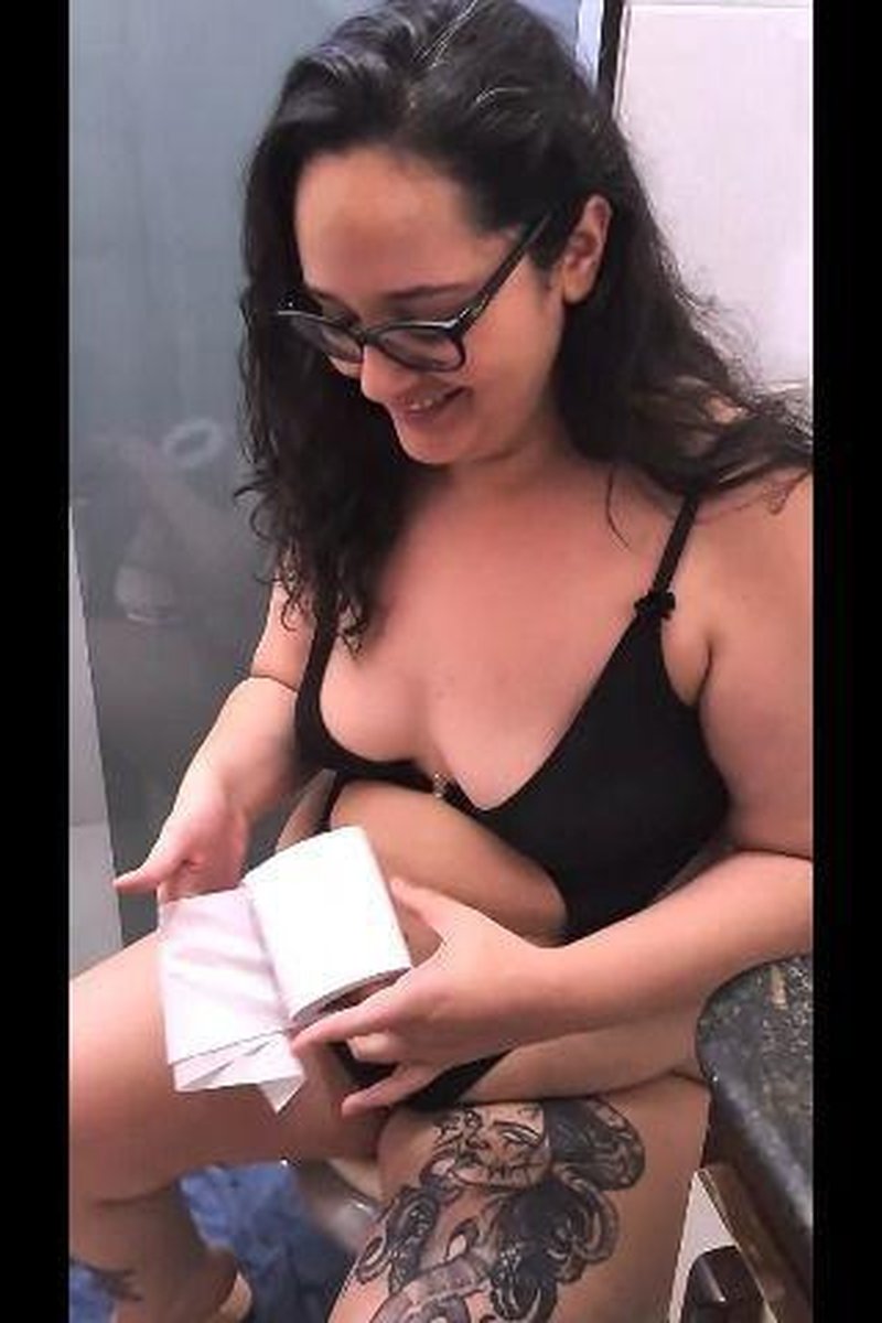 BBW Peeing Compiled - Screenshot 1 of 4 - BBW