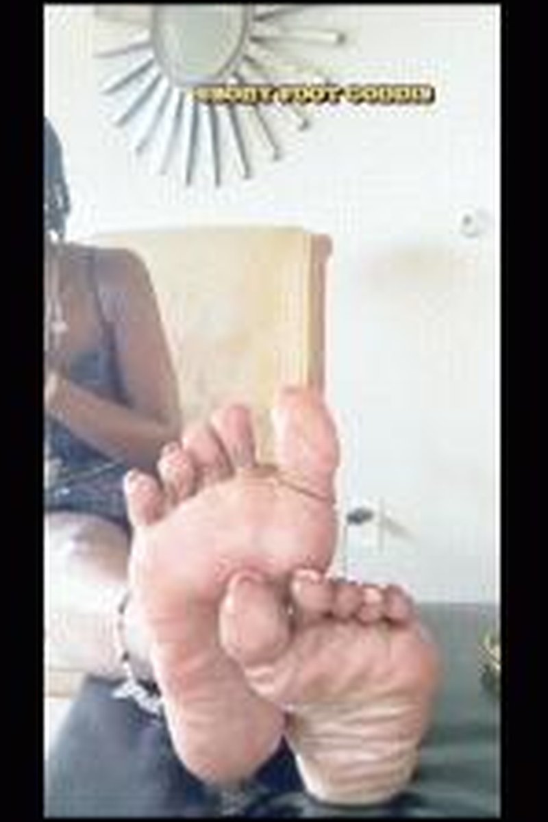 Toe Spread Lover's - Screenshot 1 of 4 - Chocolate Fetish