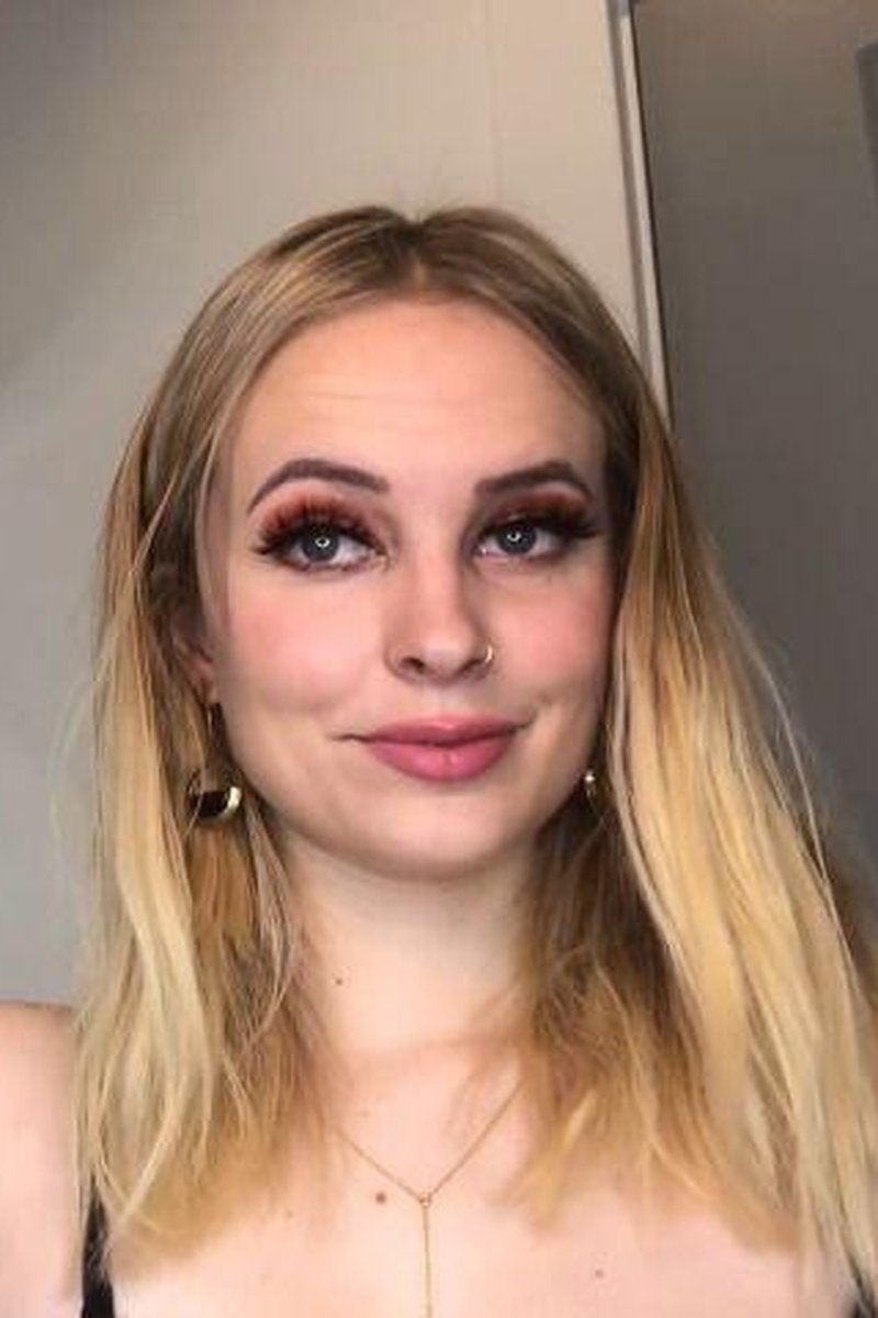 Sissy Makeup Tutorial - Screenshot 1 of 4 - Blonde Hair (Female)