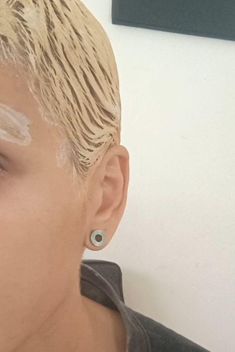 Bleaching Eyebrows - Screenshot 1 of 4 - Babes