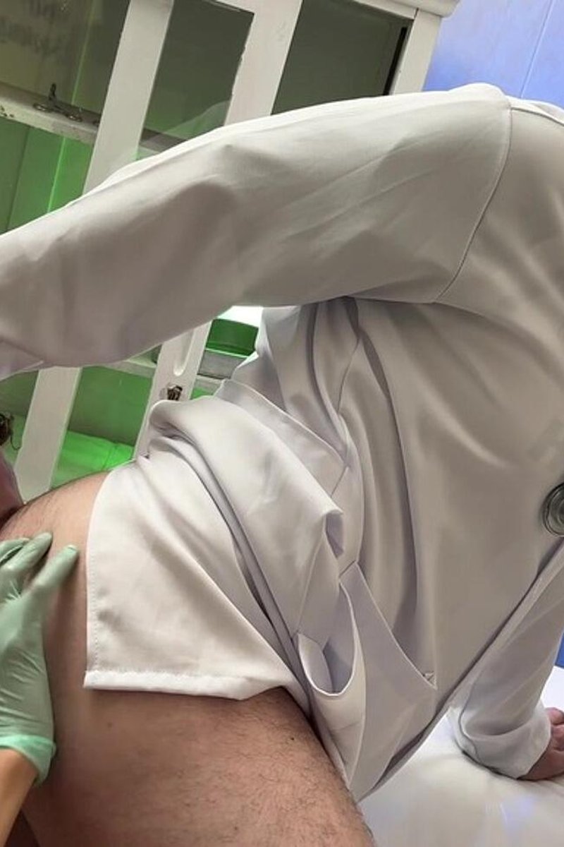 Medico Novinho Mostra Como Se Faz Um Exame De Toque, Na Pratica - Screenshot 1 of 4 - Blowjob