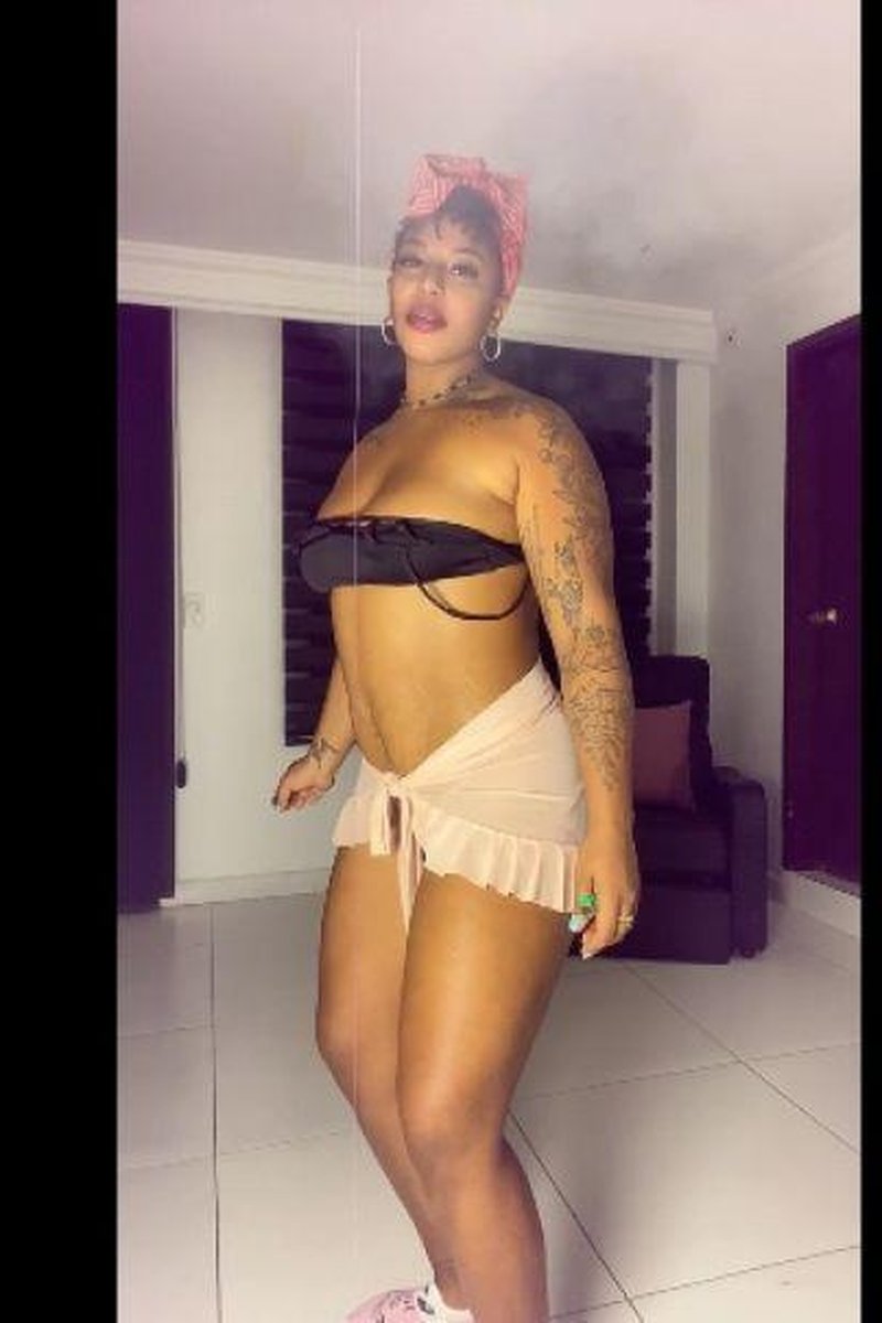 Candy Dance - Screenshot 1 of 4 - Latin Woman