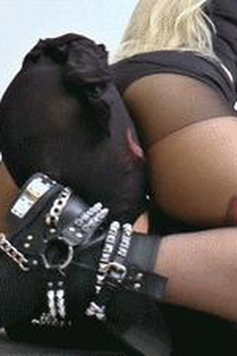 Facesitting Erziehung - Screenshot 1 of 4 - Ass Smothering