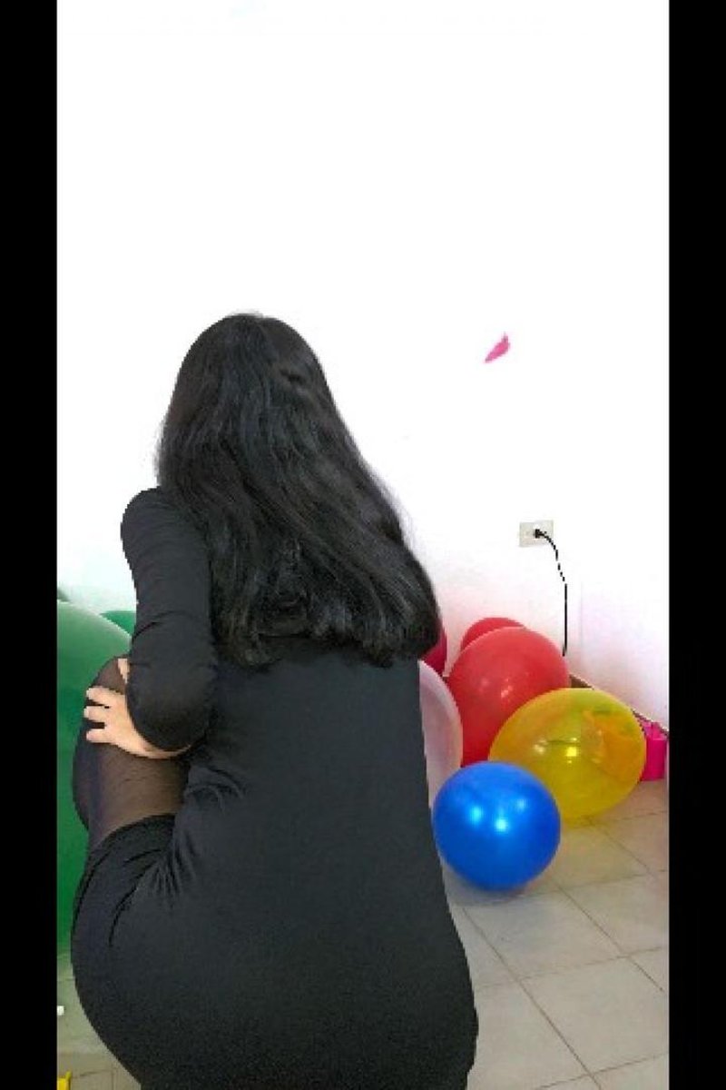 Marianna BDSM Destroys All Her Balloons - Screenshot 1 of 4 - BDSM