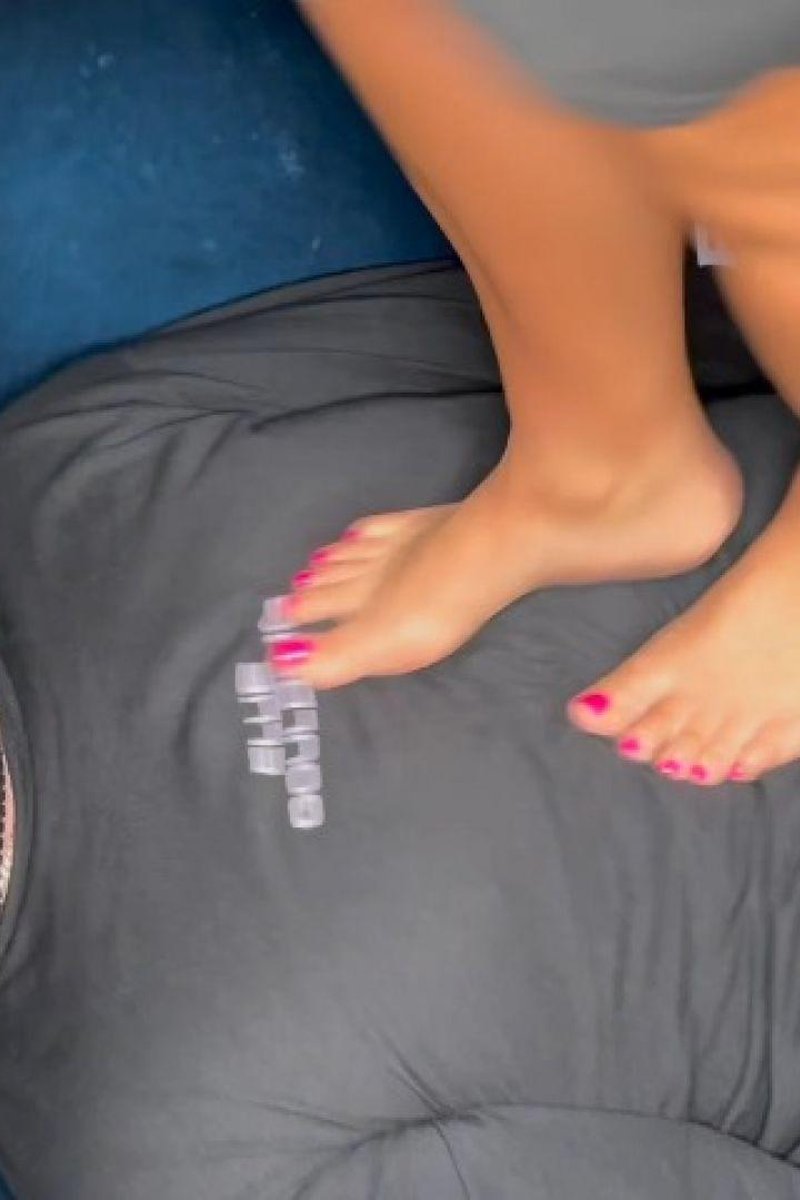 Sofa Trample - Screenshot 1 of 4 - Foot Fetish