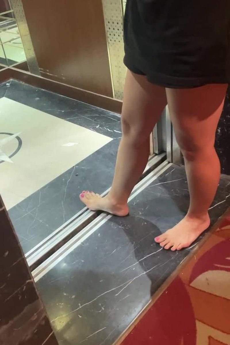 Barefoot In The Elevator - Screenshot 1 of 4 - Fantasy