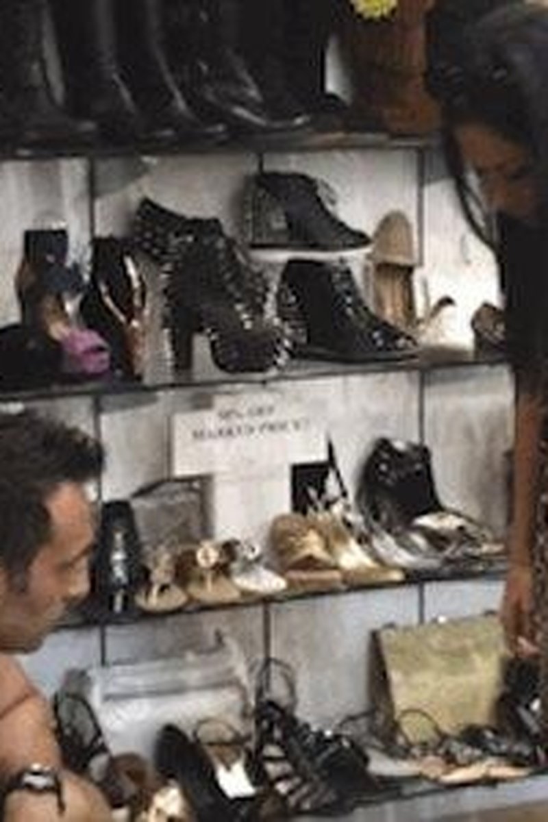 Shopping Slave (Mac Version) - Screenshot 1 of 4 - Femdom