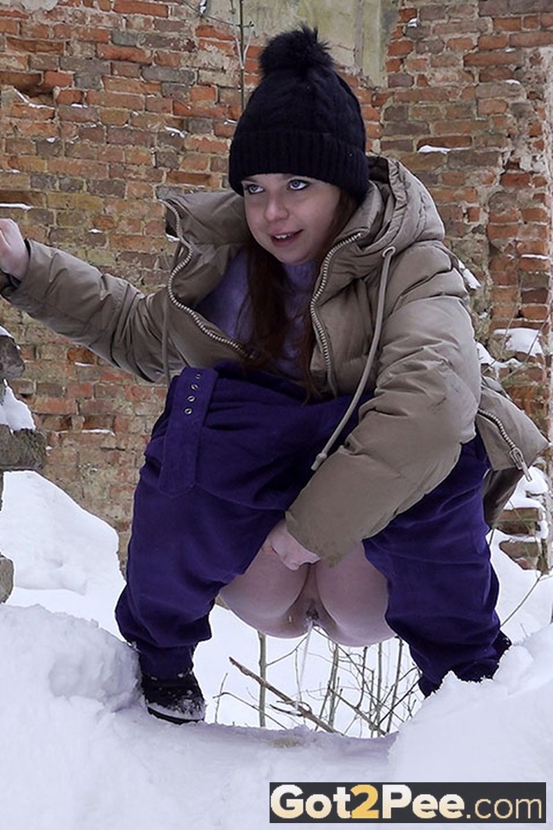 Snow Squatting - Screenshot 1 of 4 - On Snow