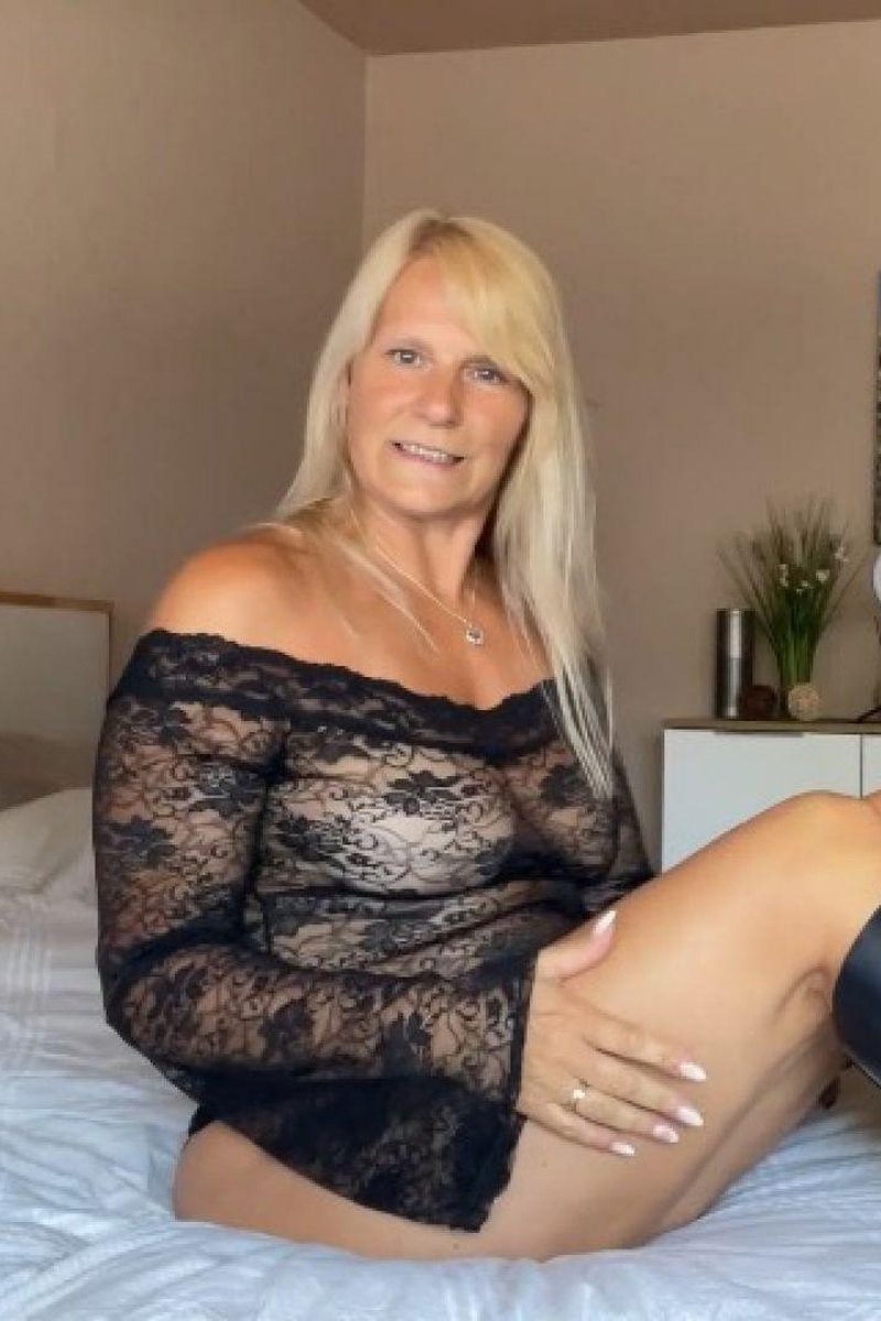 Rubber Boots - Screenshot 1 of 4 - Blonde Hair (Female)