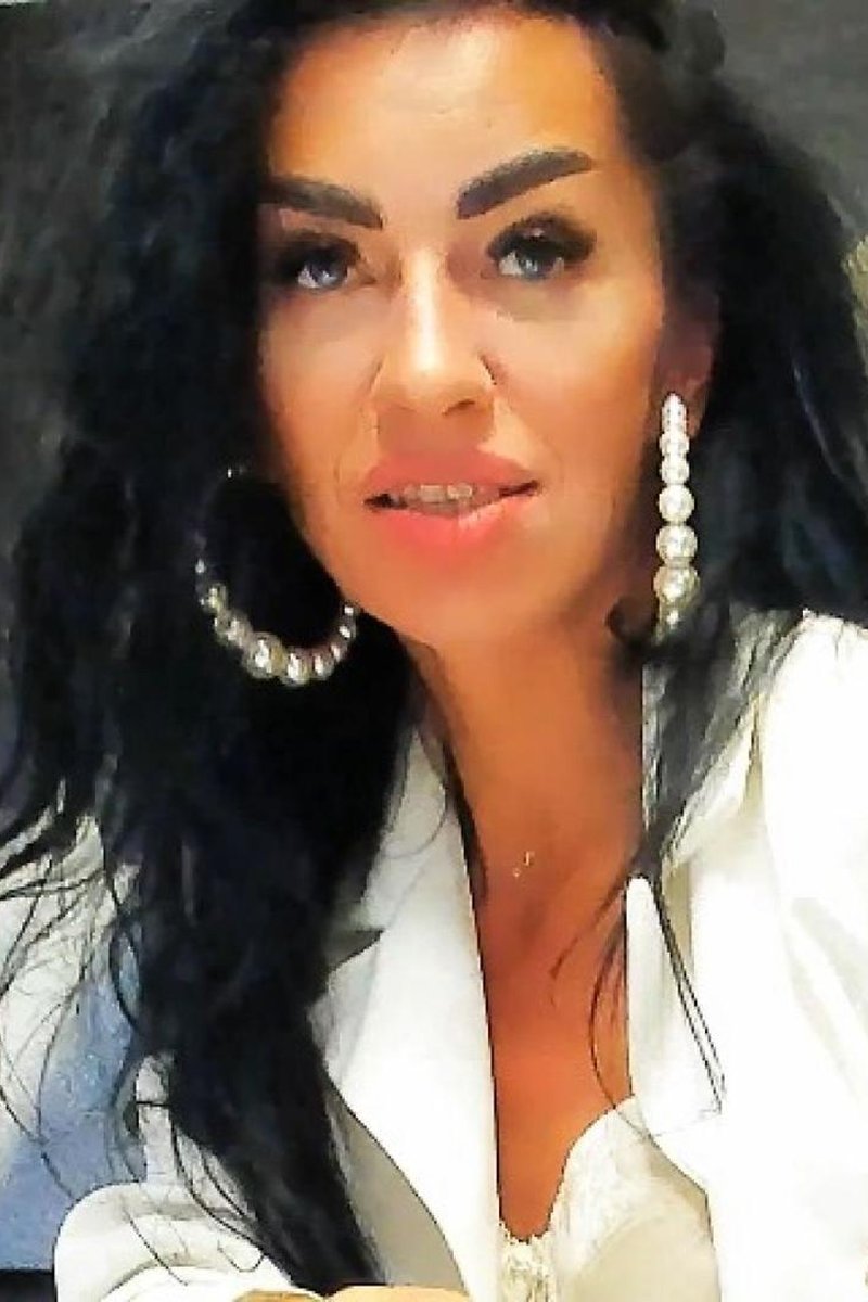 In Control - Screenshot 1 of 4 - Brown Hair