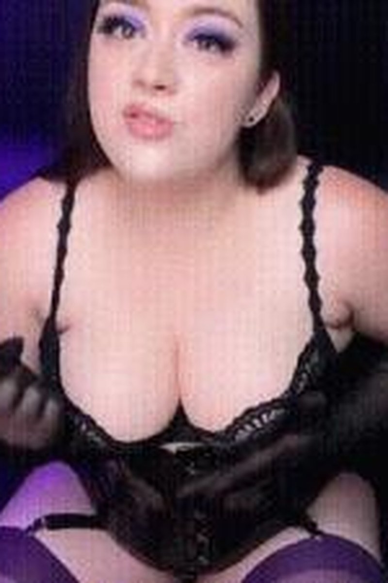 Femdom Seduction - Screenshot 1 of 4 - Body Worship
