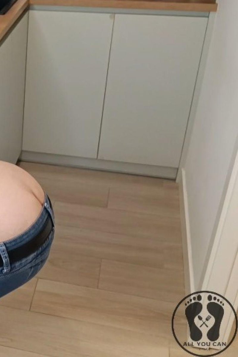 TP-manyvidsanaspears-ana-spears-in-jeans-buttcrack-cleaning-the-kitchen