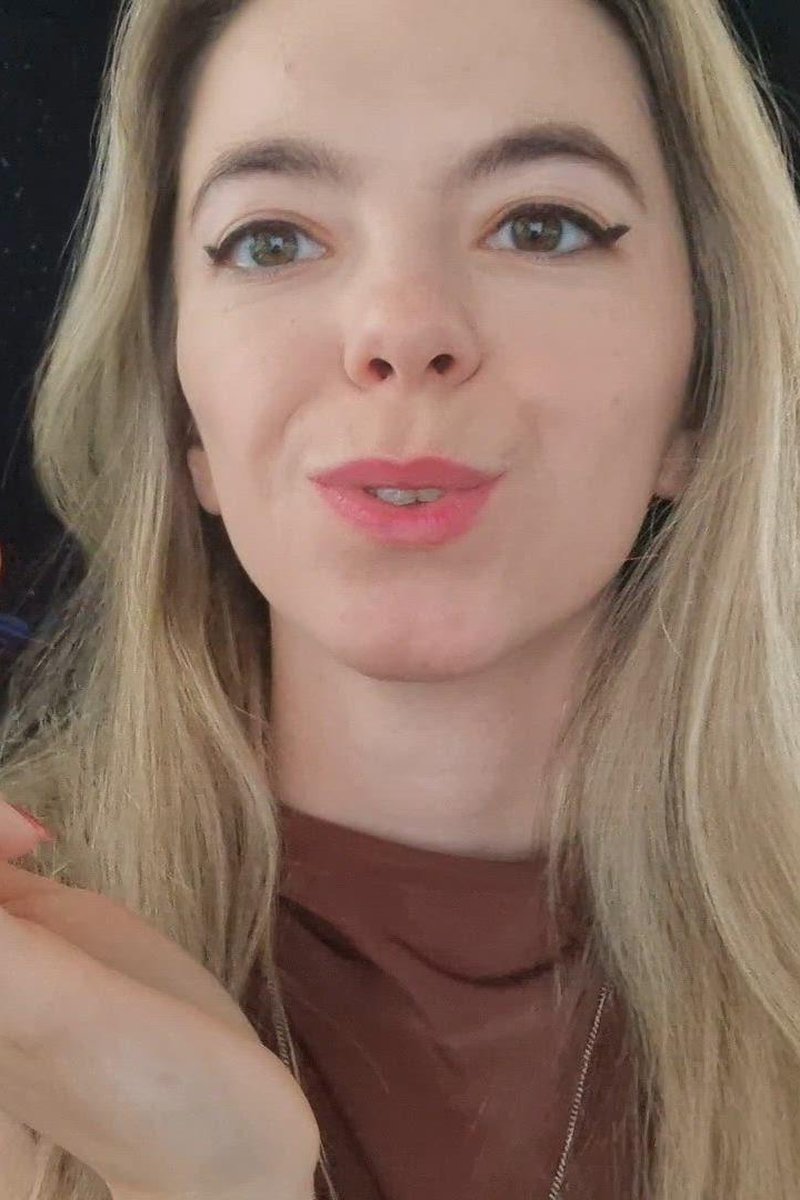 Closeup Cigarette Seduction - Screenshot 1 of 4 - Lina Roselina
