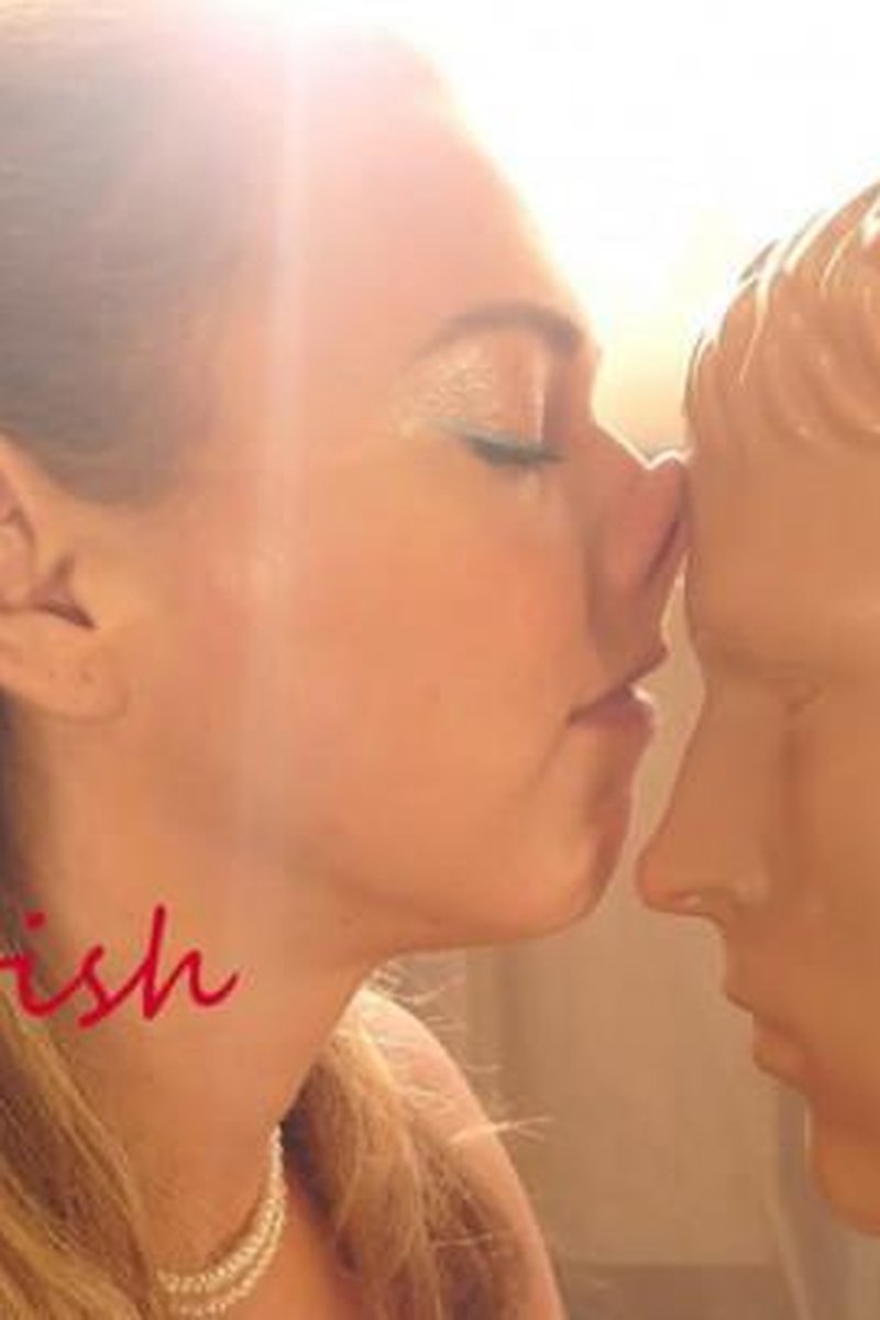 Nose Play - Screenshot 1 of 4 - Blowjob