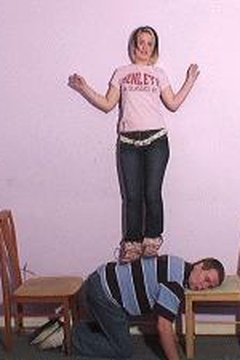 Human Bridge - Screenshot 1 of 4 - Foot Fetish