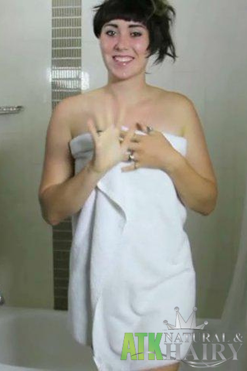 Barb - Shower - Screenshot 1 of 4 - Hairy Pussy