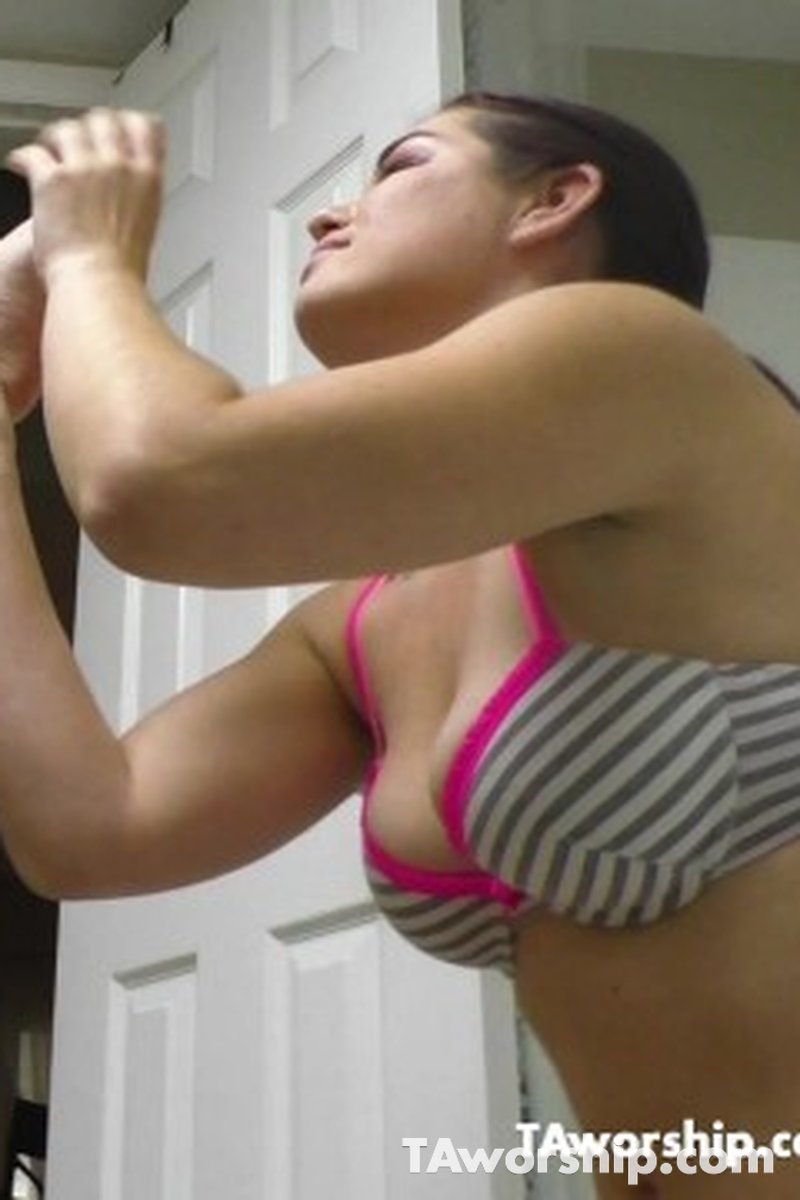Bed Time 1 - Screenshot 1 of 4 - Foot Fetish