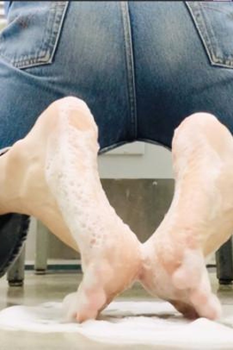 Soapy Feet - Screenshot 1 of 4 - Foot Fetish