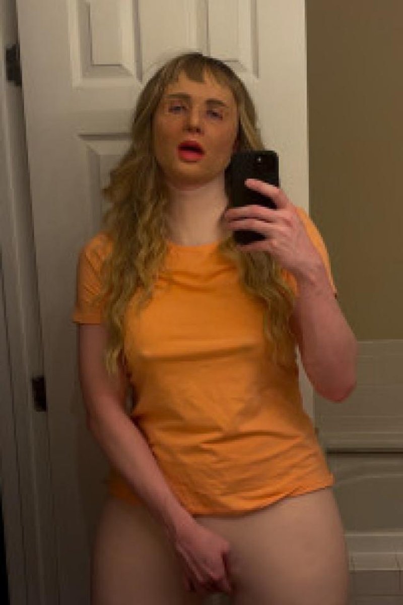 Poking Out - Screenshot 1 of 4 - Femalemask