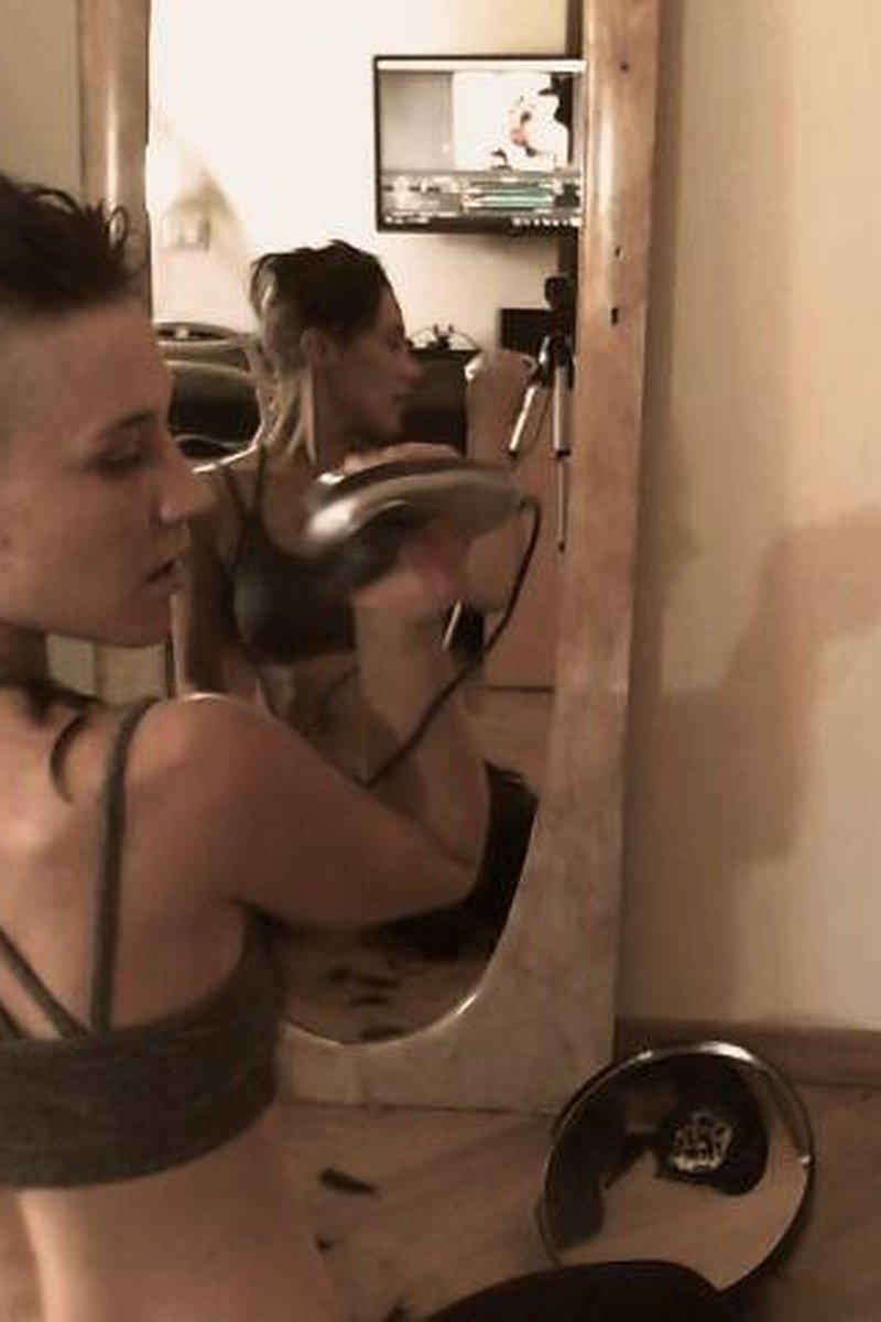August Shave - Screenshot 1 of 4 - Hair Pulling