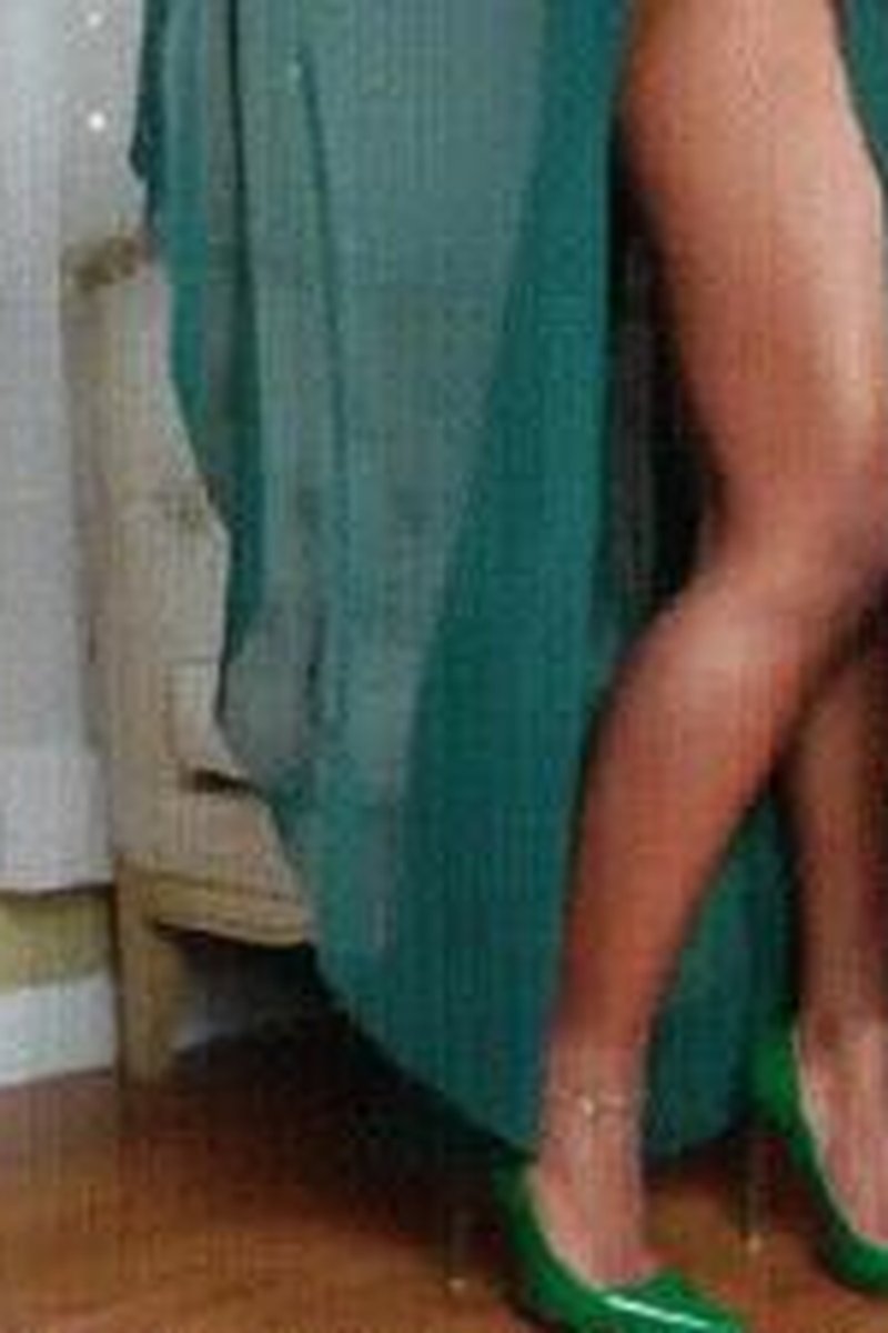 Dangling Diva - Screenshot 1 of 4 - Body Worship