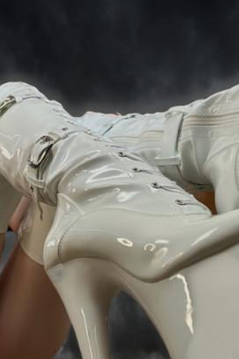 Ruined - Screenshot 1 of 4 - Boots