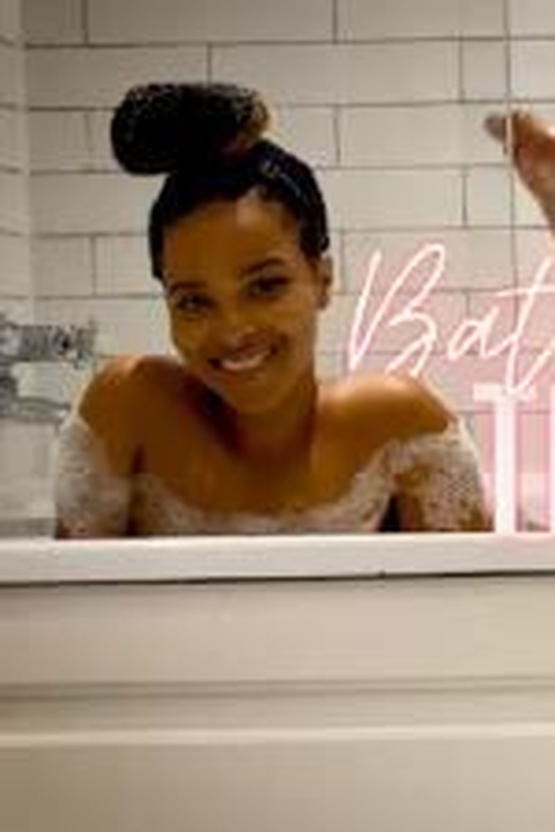 Bath Time Tease - Screenshot 1 of 4 - Bathroom