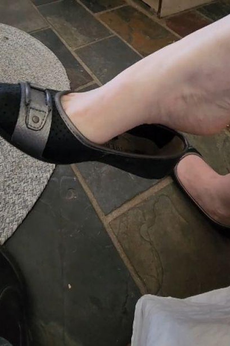 Ballet Flats Shoeplay - Screenshot 1 of 4 - Foot Fetish