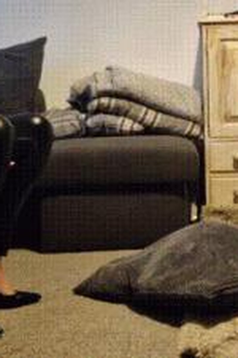 Butt Plugging A Slave - Screenshot 1 of 4 - Anal