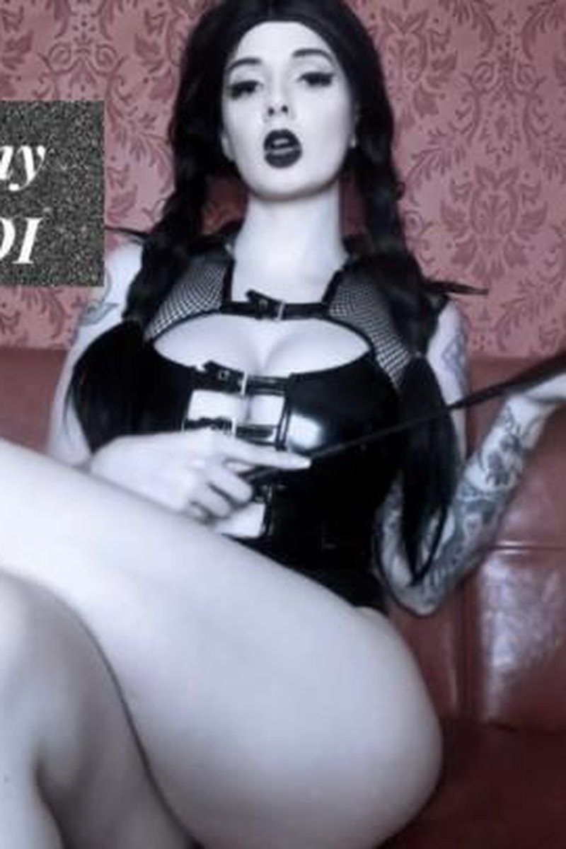 Dommy Step-Mommy Wednesday - Screenshot 1 of 4 - Cosplay