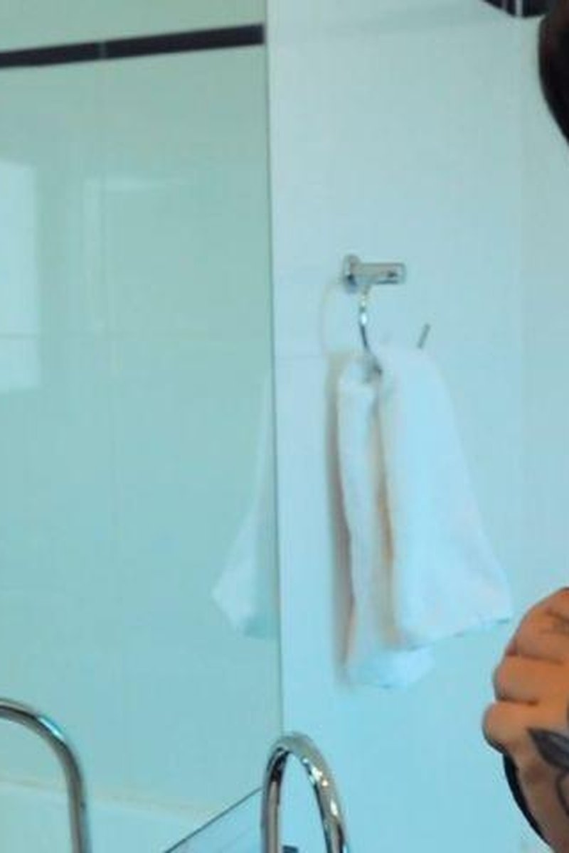 Kobys Tease - Screenshot 1 of 4 - Bathroom