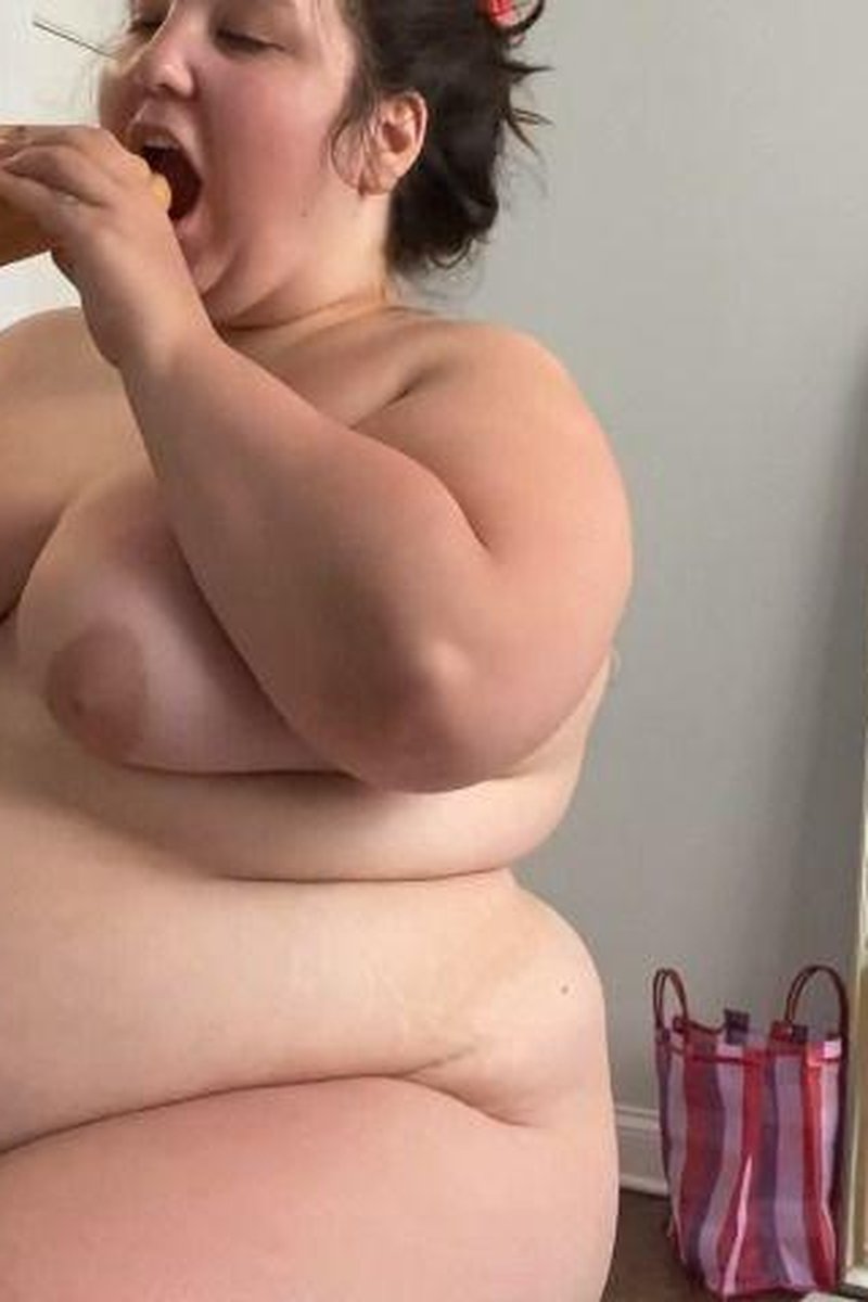 Nude Piggy Mindlessly Eats - Screenshot 1 of 4 - BBW