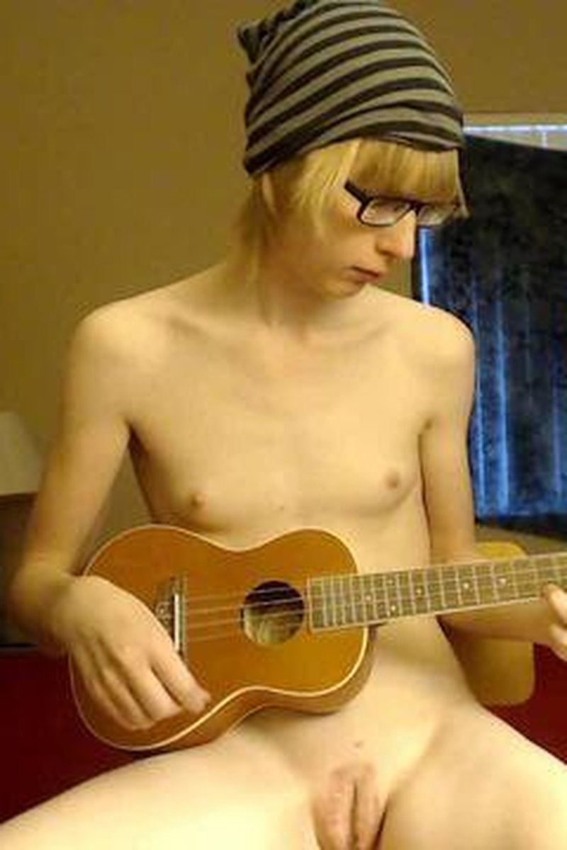 Playing Ukulele - Screenshot 1 of 4 - Blonde Hair (Female)