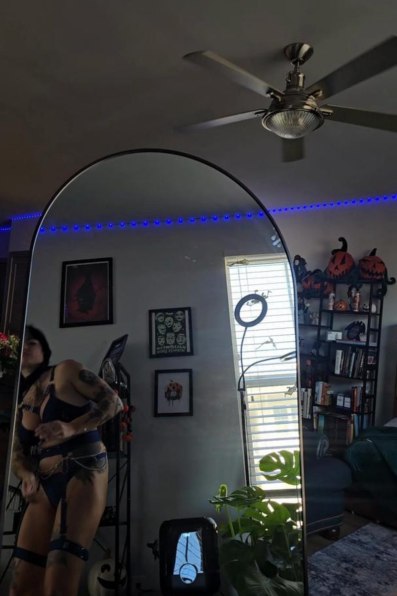 Mirror Striptease - Screenshot 1 of 4 - Alternative Girl