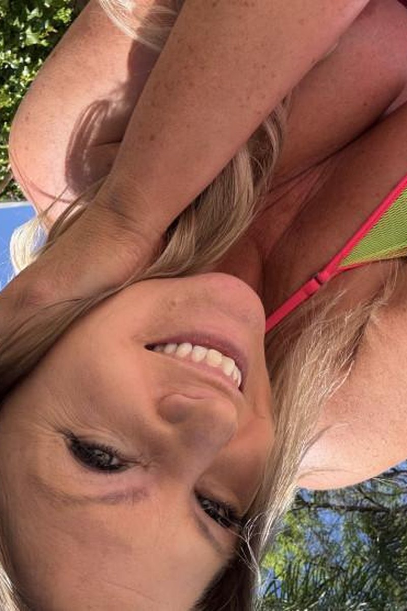 Bikini Tease Poolside - Screenshot 1 of 4 - Bikinifetish