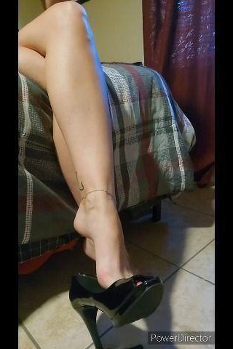 Shoe Dangling - Screenshot 1 of 4 - Foot Fetish